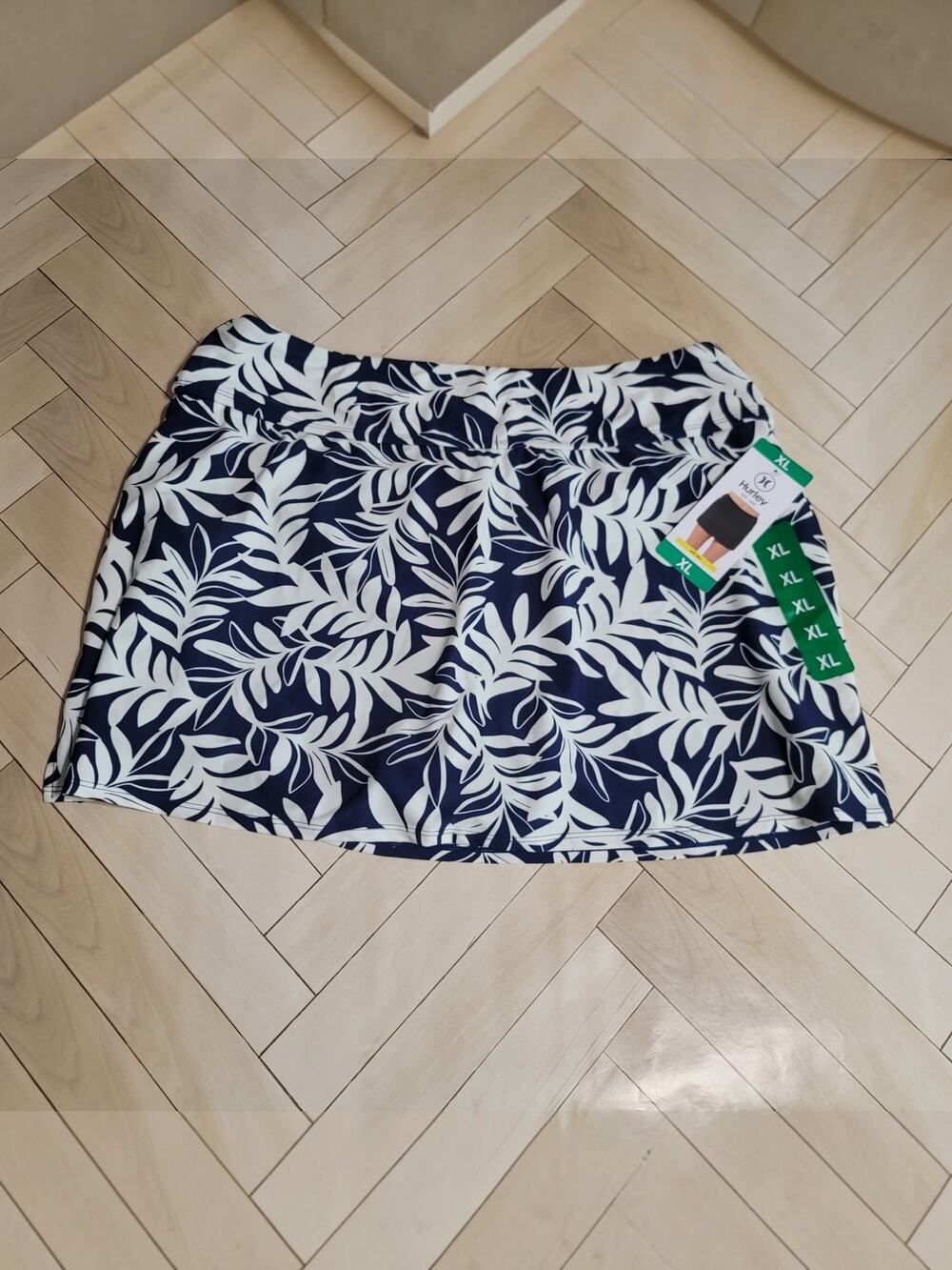 Hurley Women’s Navy & White Floral UPF 50+ Swim Skort with Built-In Shorts XL